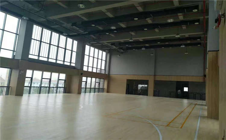 柞木羽毛球館木地板怎么保養？